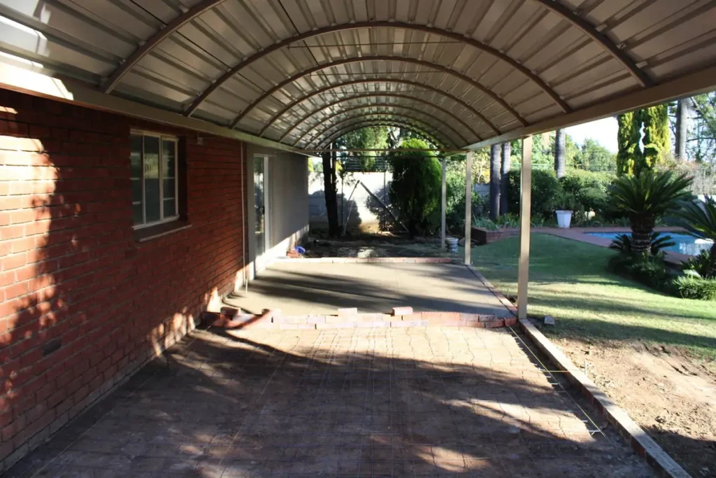 Curved patio cover by Ri-Han Construction, photo 1