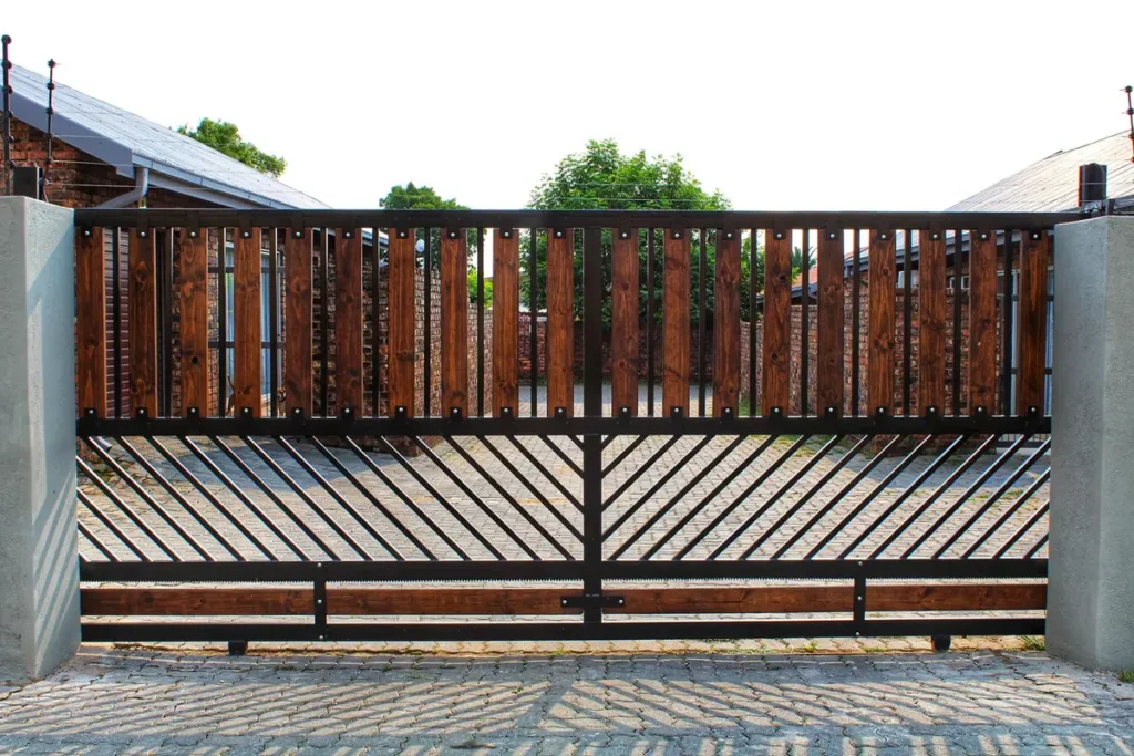 Timber sliding gate by Ri-Han Construction, photo 1